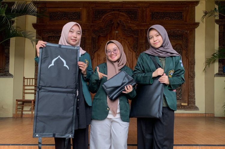 Kreasi Unik Mahasiswa Unissula, Sajadah Jadi Tas Jinjing 