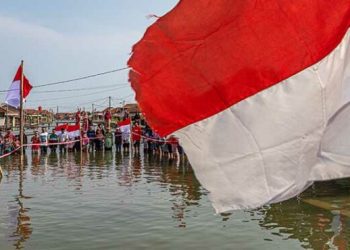 GELAR UPACARA DI TENGAH BANJIR ROB, WARGA DEMAK PROTES KE PEMERINTAH