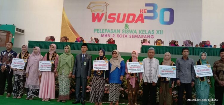  MAN 2 Kota Semarang Helat Wisuda di Unissula
