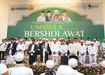 Habib Syech Pimpin Unissula Bersholawat