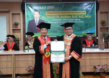 FH Unissula Berikan Profesor Kehormatan Binsar M Gulton