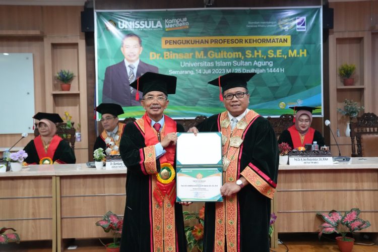 FH Unissula Berikan Profesor Kehormatan Binsar M Gulton