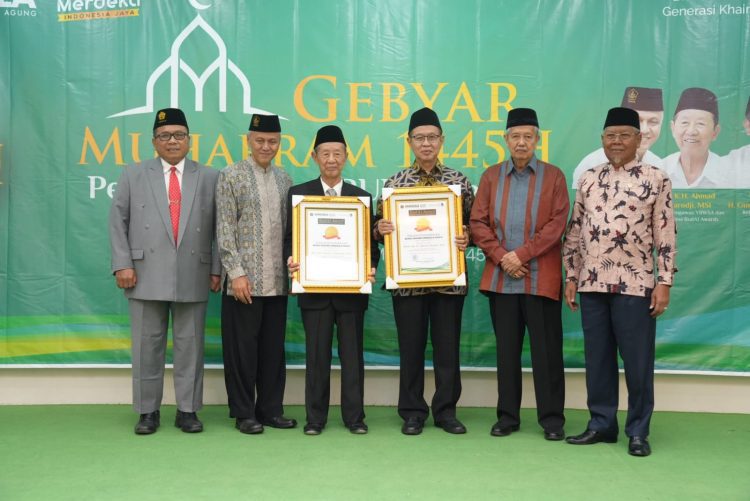 Kyai Darodji dan Prof Abdul Djamil Dianugerahi Budai Award Oleh Unissula