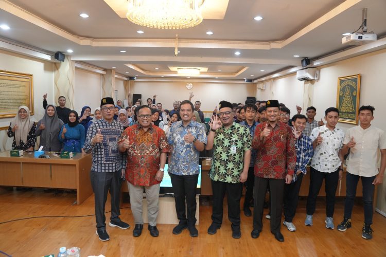Hadir ke Unissula Yoyok Sukawi Serahkan 40 KIPK