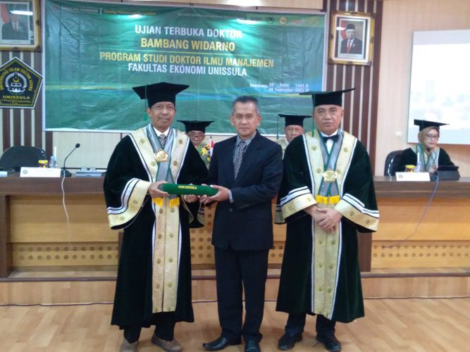 Dosen Unisri Raih Doktor Managemen di FE Unissula