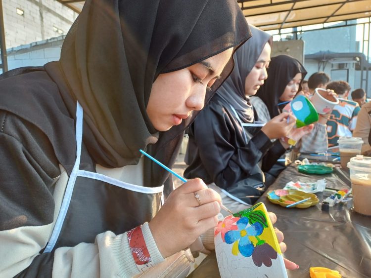 Peringati Hari Ibu Mahasiswa Ilmu Komunikasi Unissula Selenggarakan Pot Art Class