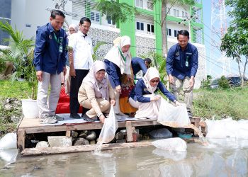 Peringati Hari Bumi Kedokteran Unissula Tebar 10.000 Benih Ikan