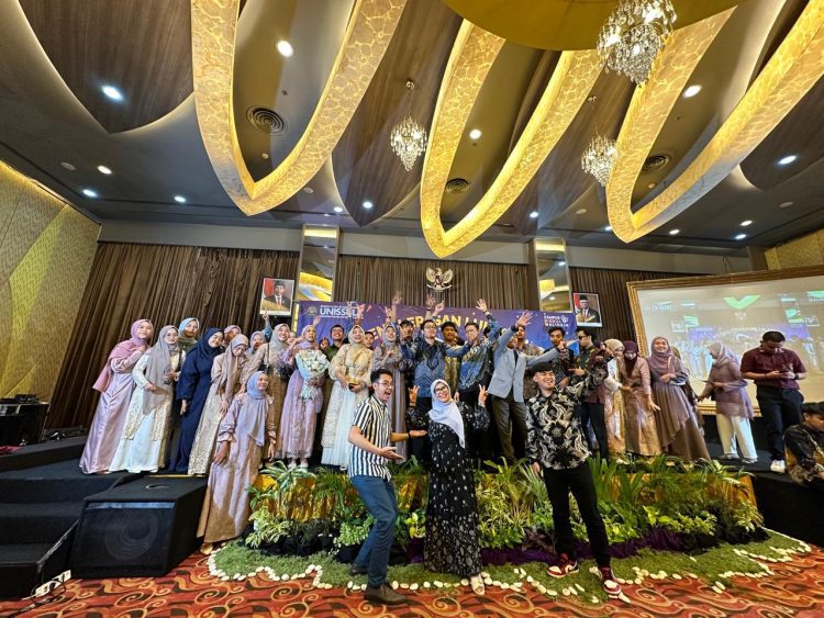 FBIK Unissula Melepas 113 Wisudawan