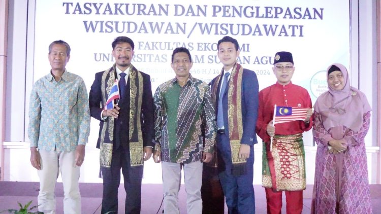 Dua Mahasiswa Thailand bersama 319 Mahasiswa FE Unissula Diwisuda