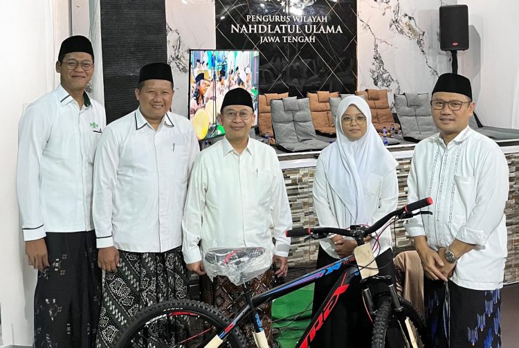 Cakap Berbahasa Inggris Mahasiswa Komunikasi Unissula Dihadiahi Sepeda Oleh PWNU Jateng