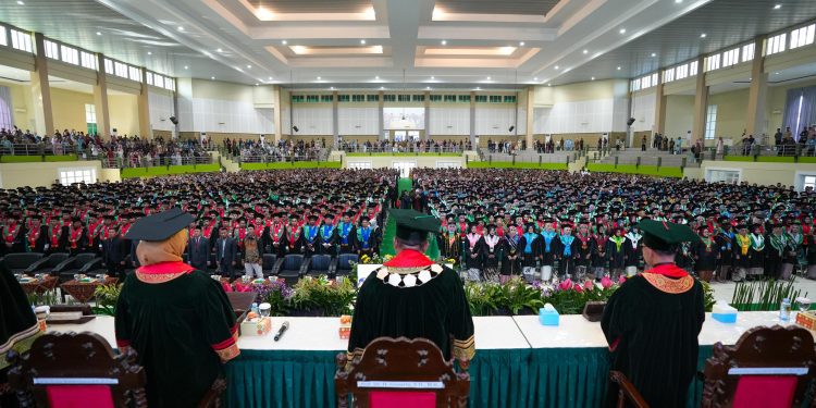 Buya Yahya Sampaikan Kunci Sukses Dihadapan 1253 Wisudawan Unissula