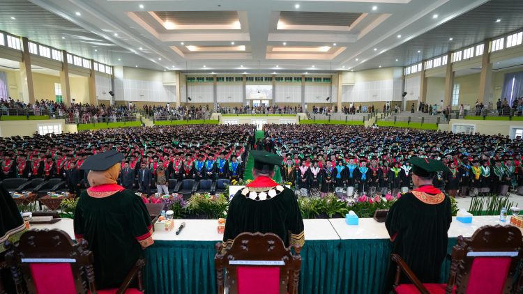 Buya Yahya Sampaikan Kunci Sukses Dihadapan 1253 Wisudawan Unissula